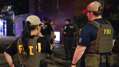 Chefe do FBI se pronuncia após invasão à casa de John Bolton