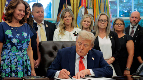 Trump gera polêmica ao impor pena de prisão para quem queimar bandeira dos EUA