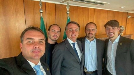 AGU prevê US$ 3,5 mi para defender Moraes nos EUA e 'manda conta' para família Bolsonaro; Eduardo reage