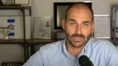 Eduardo Bolsonaro solicita a Hugo Motta autorização para exercer mandato a distância dos EUA