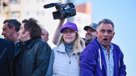 VÍDEO: Karina Milei foge de evento de campanha de em meio a protestos da população
