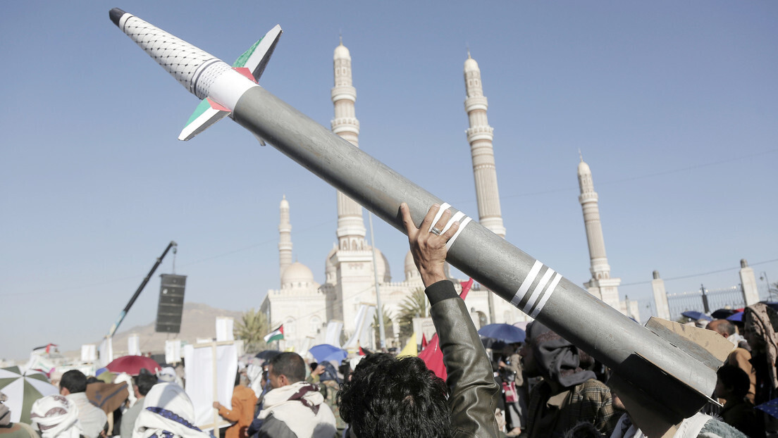 Houthis atacam petroleiro israelense com míssil balístico