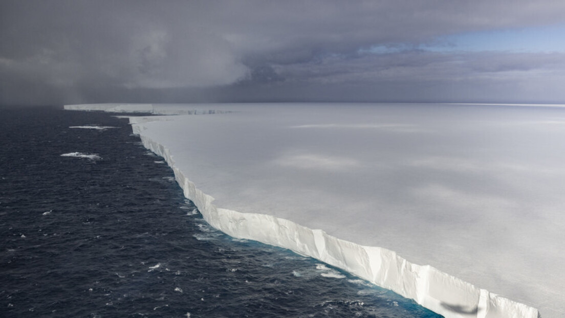 Maior iceberg do mundo perde 36% da área durante inverno na Antártida