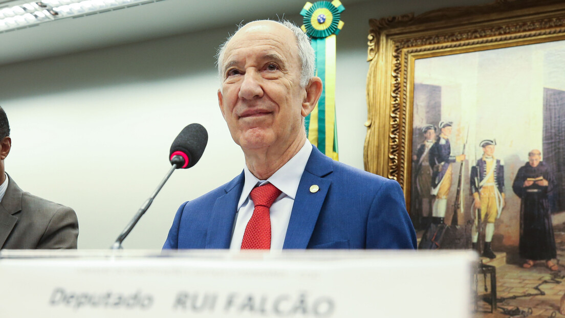 Deputado do PT pede confisco do passaporte de Tarcísio devido a manobra pela anistia