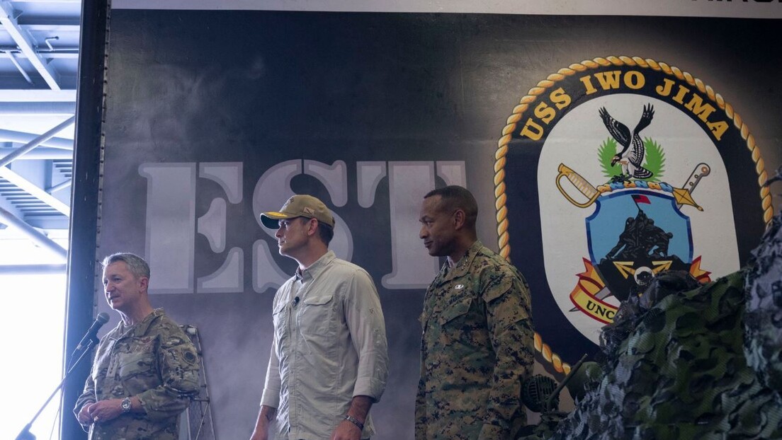 Secretário de Guerra de Trump visita navio de guerra no Caribe e adverte: 'não é um treinamento'