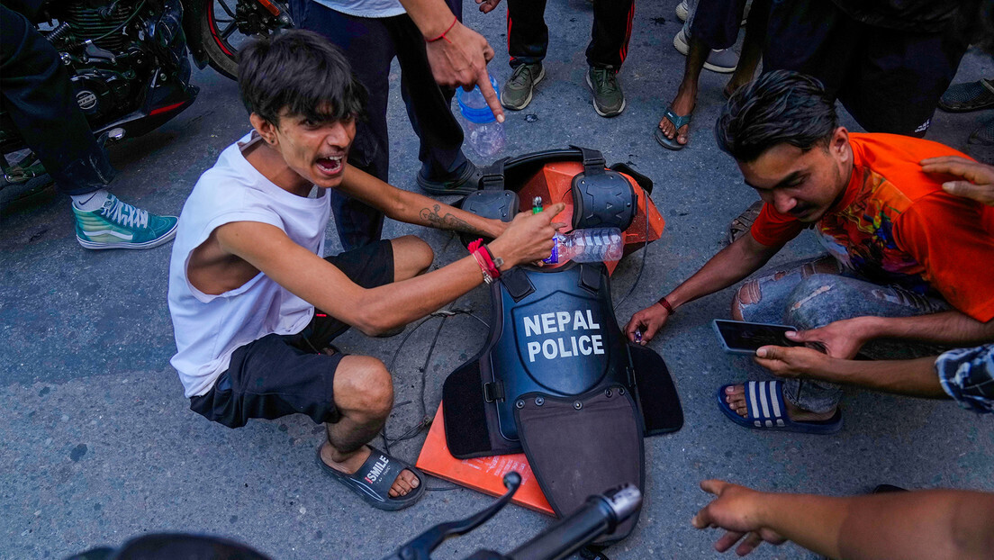 Esposa do ex-primeiro-ministro do Nepal morre após manifestantes incendiarem sua casa