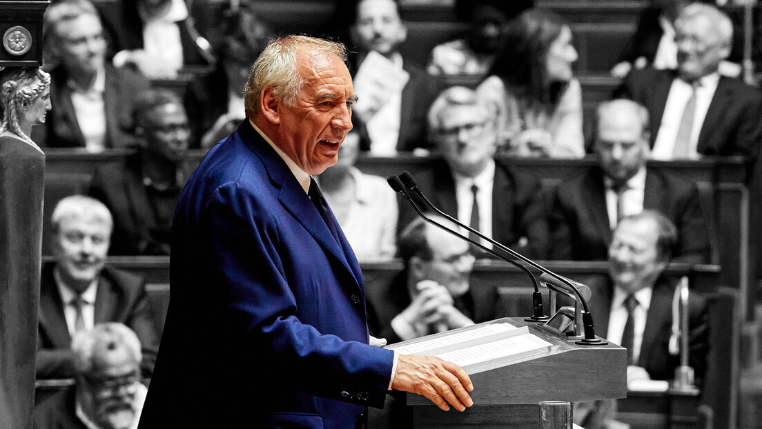 Governo Macron em colapso: primeiro-ministro da França apresenta renúncia