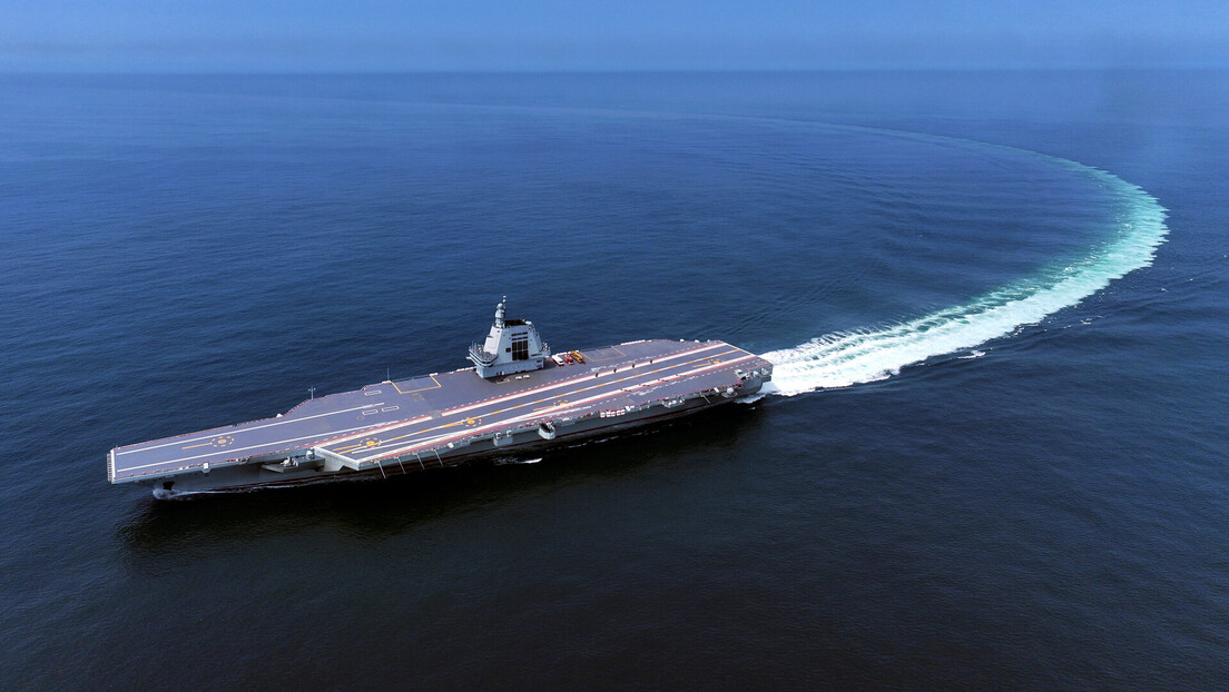 Porta-aviões mais avançado da China atravessa estreito de Taiwan rumo ao Mar da China Meridional