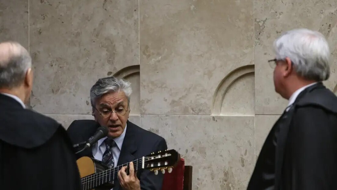 Caetano Veloso quer fração da herança deixada por Olavo de Carvalho