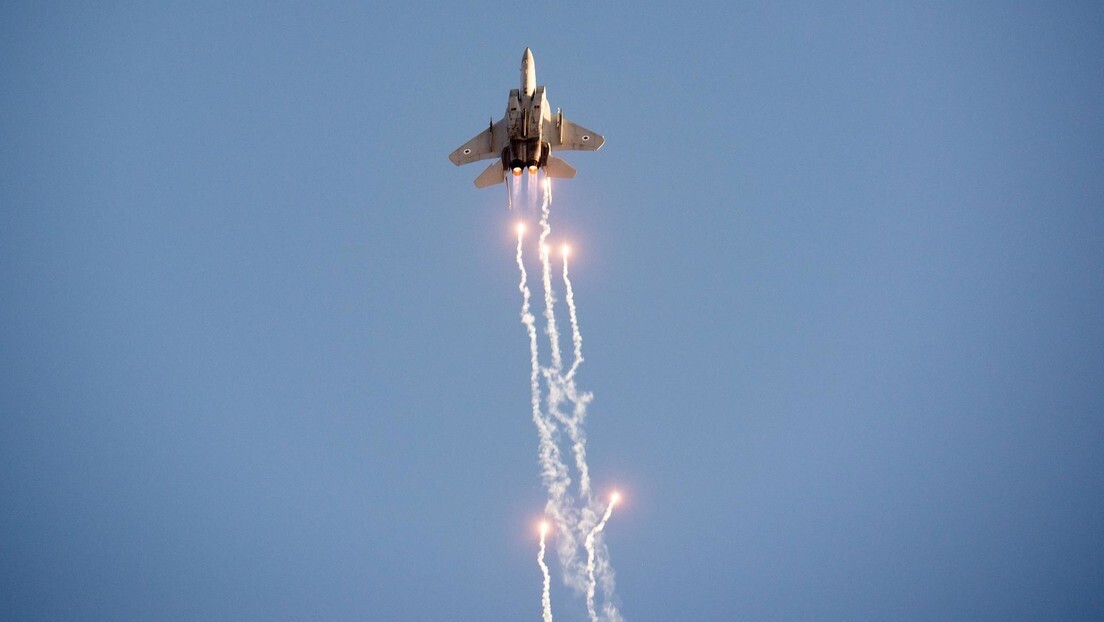 Israel bombardeia porto no Iêmen