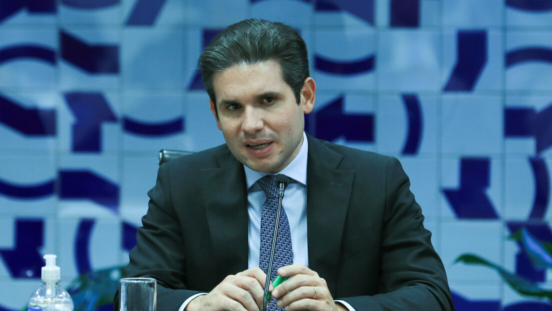 Motta afirma a líderes partidários que pautará anistia; Governo prepara reação