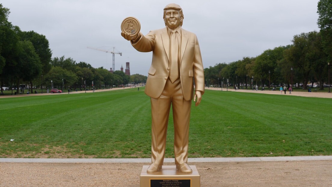 'Trump de ouro' segurando um Bitcoin aparece em frente ao Capitólio
