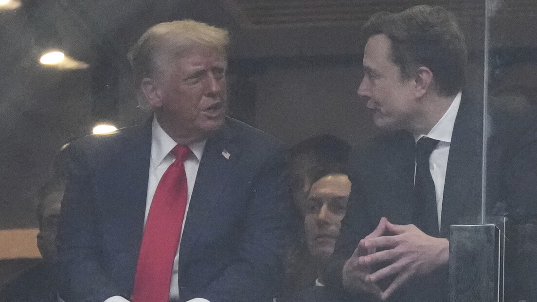 'Senti sua falta': leitura labial flagra diálogo de Trump com Elon Musk em funeral de Charlie Kirk