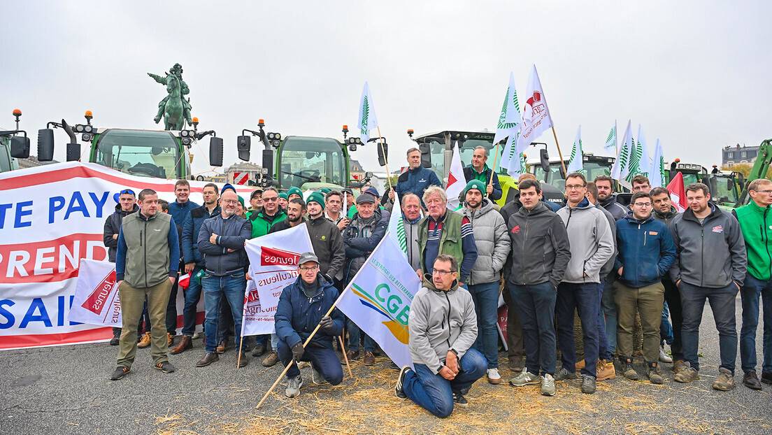 Agricultores franceses bloqueiam Versalles em protesto contra acordo UE-Mercosul