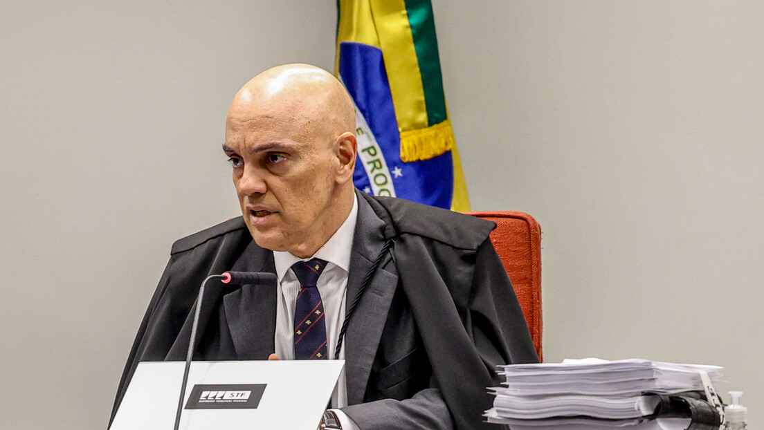 Moraes diz que Eduardo Bolsonaro dificulta notificação e manda publicar em edital