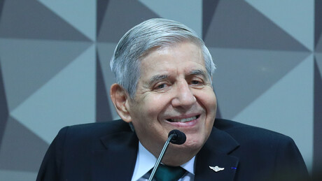 Defesa do general Heleno recebe autorização de Moraes para usar slides em julgamento no STF