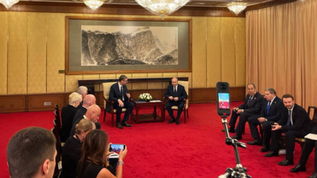 Putin se reúne com presidente da Sérvia em Pequim