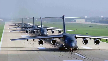 Aviões sobrevoam céu de Pequim durante grande desfile militar (VÍDEOS)