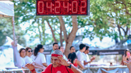 Aos 92 anos, corredor completa maratona de 42 km em Goiânia e emociona o público