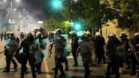 Protestos na Sérvia deixam dezenas de policiais feridos