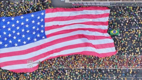 Vereador pede investigação de bandeirão dos EUA na Paulista: 'é o mesmo do jogo da NFL'?