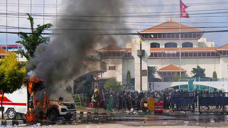 Ministros do Nepal são evacuados de helicópteros em meio a protestos massivos no país - mídia local