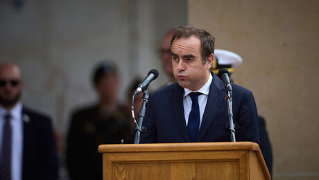 Macron nomeia mais um primeiro-ministro em meio à crise política na França