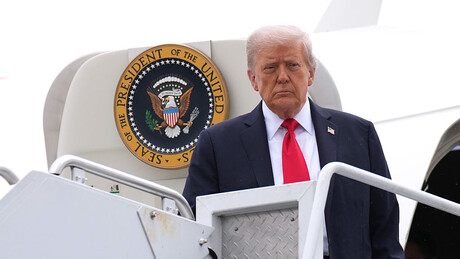 Trump nega ter enviado cartão de aniversário a Epstein: 'aquela não é a minha assinatura'