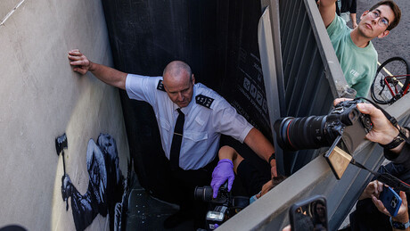 Reino Unido apaga mural de Banksy em Londres e gera onda de críticas por censura