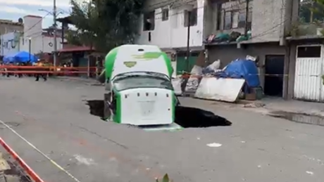 VÍDEO: caminhão cai em enorme buraco em rua no México
