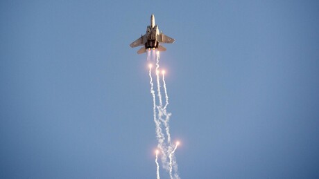 Israel bombardeia porto no Iêmen