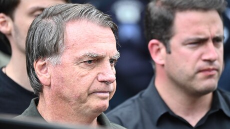 Jair Bolsonaro tem crise de pressão e vai a hospital em Brasília