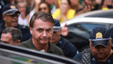 Centrão e STF fecham acordo para reduzir penas e garantir prisão domiciliar a Bolsonaro - Folha