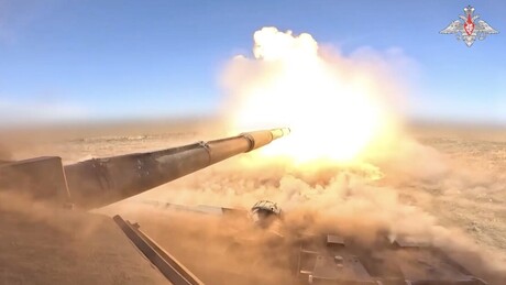 VÍDEO: Tanques russos neutralizam posições ucranianas camufladas