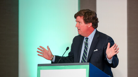 Tucker Carlson acusa governo Trump de usar morte de Kirk para restringir liberdade de expressão