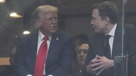 'Senti sua falta': leitura labial flagra diálogo de Trump com Elon Musk em funeral de Charlie Kirk