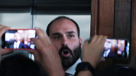 Cassação à vista? Hugo Motta barra indicação de Eduardo Bolsonaro para ser líder da minoria