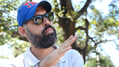 Allan dos Santos desafia PF gravando vídeo em frente à residência oficial brasileira na ONU