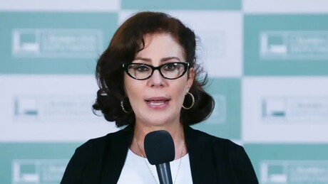 Filho de Carla Zambelli comenta volta da mãe às redes sociais e critica Alexandre de Moraes