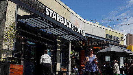 Starbucks fecha centenas de lojas como parte de plano de reestruturação