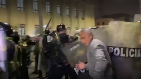 IMAGENS FORTES: policial bate com cassetete em rosto de idoso com em marcha da 'Geração Z' no Peru