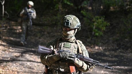 Tropas russas libertam novo vilarejo em Donbass