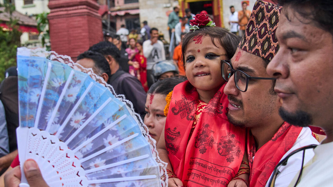Menina de 2 anos se torna 'deusa viva'