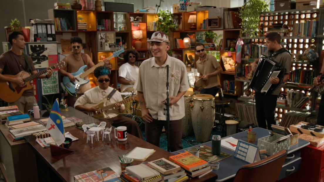Tiny Desk Brasil estreia com ritmo nordestino em palco intimista