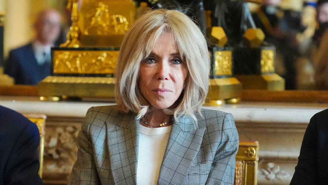 Brigitte Macron faz gesto obsceno durante inauguração de centro de pesquisa médica (IMAGEM)