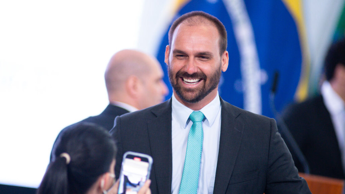 Relator vota para arquivar pedido de cassação de Eduardo Bolsonaro