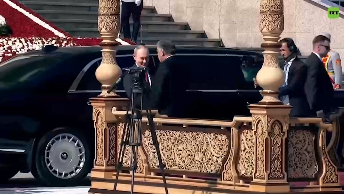 Tapete vermelho, flores, guarda de honra: ex-república soviética recebe Putin (VÍDEO)