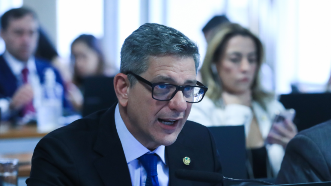 Senador do PT apresenta relatório da PEC do fim da escala 6x1