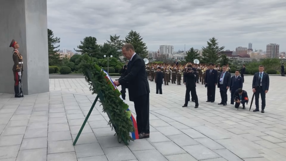 VÍDEOS: Medvedev deposita coroa de flores em monumento a Kim Il-sung e Kim Jong-il em Pyongyang