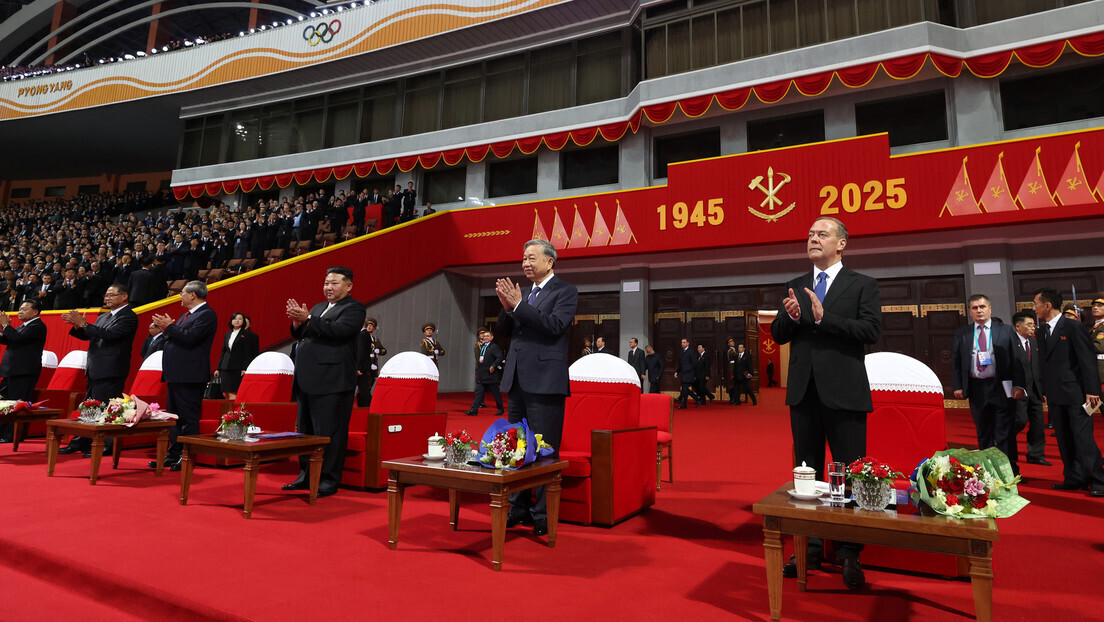 Medvedev se reúne com Kim Jong-un e transmite saudações de Putin